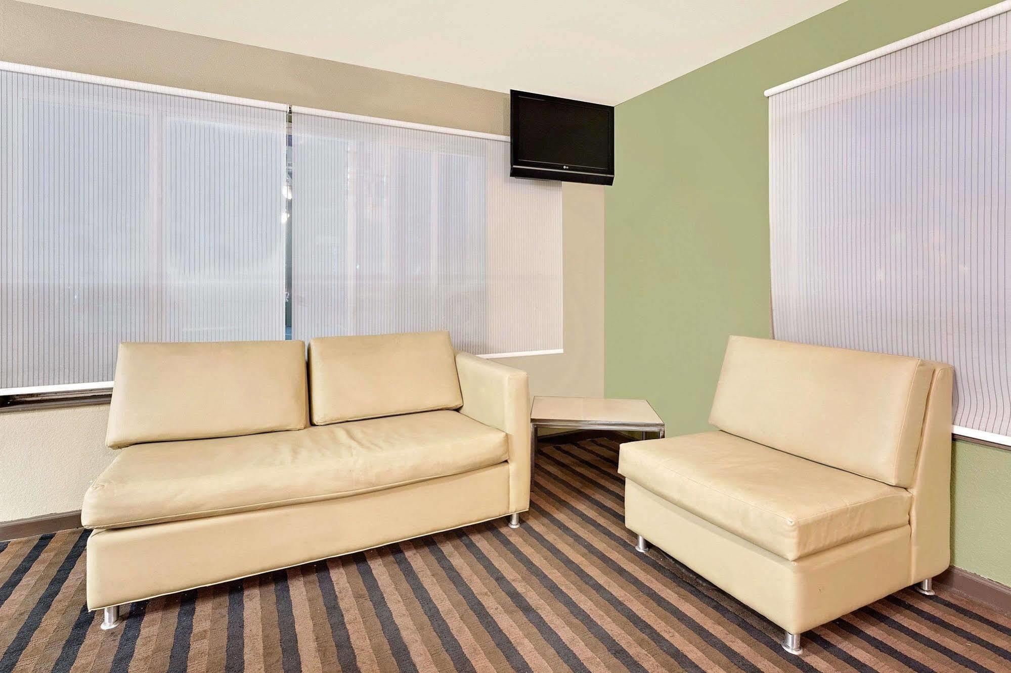 Super 8 By Wyndham Denver Central Buitenkant foto